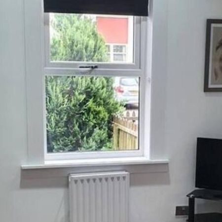 Charming 1-Bed Apartment In Пийбълс Екстериор снимка