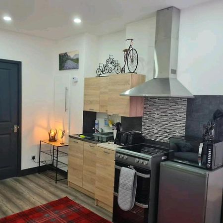 Charming 1-Bed Apartment In Пийбълс Екстериор снимка