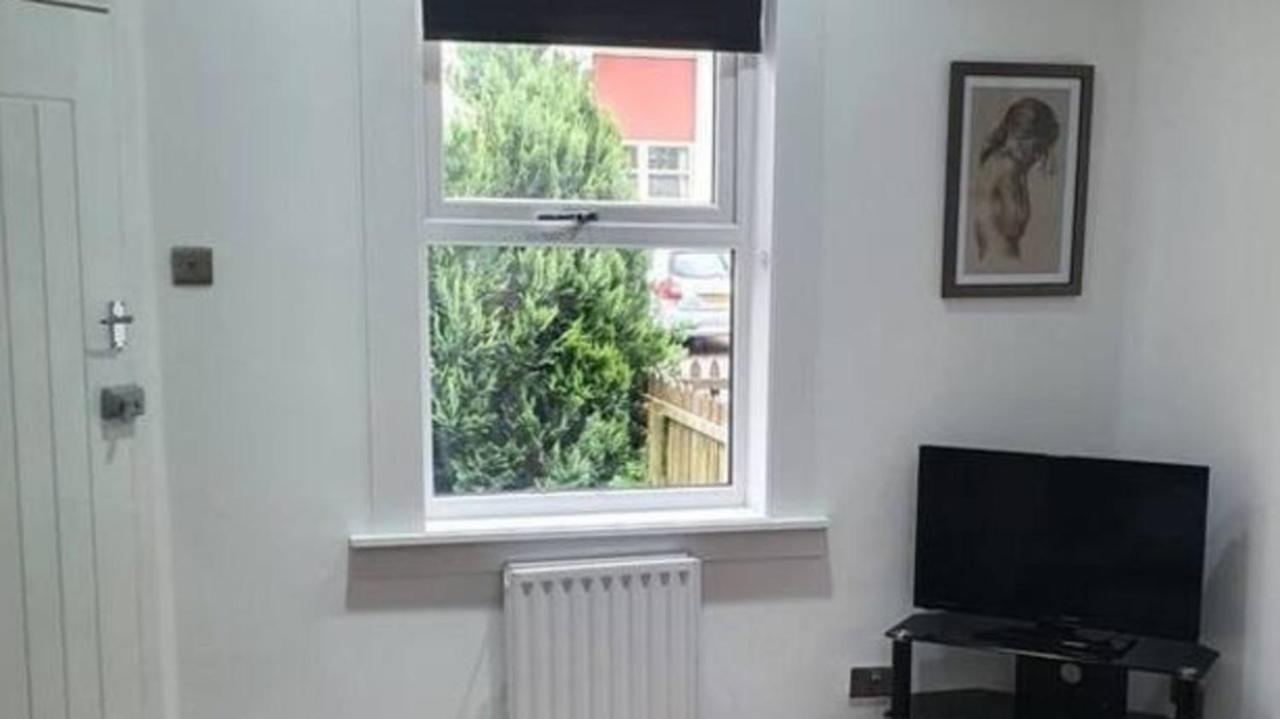 Charming 1-Bed Apartment In Пийбълс Екстериор снимка