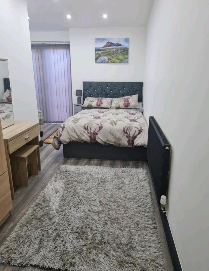 Charming 1-Bed Apartment In Пийбълс Екстериор снимка