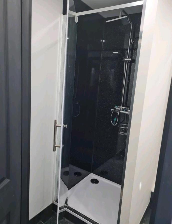 Charming 1-Bed Apartment In Пийбълс Екстериор снимка