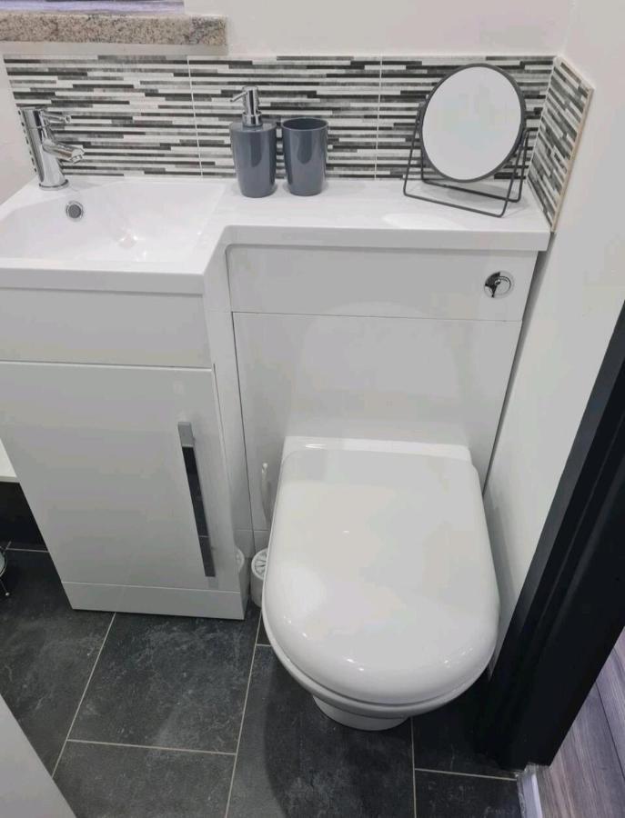 Charming 1-Bed Apartment In Пийбълс Екстериор снимка