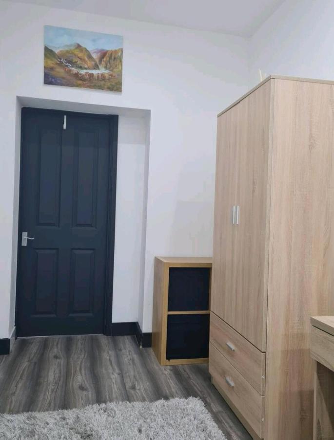 Charming 1-Bed Apartment In Пийбълс Екстериор снимка