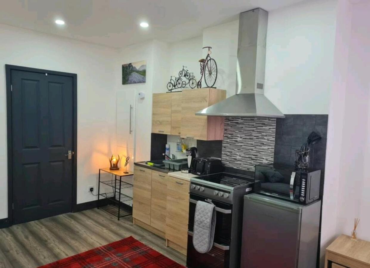 Charming 1-Bed Apartment In Пийбълс Екстериор снимка