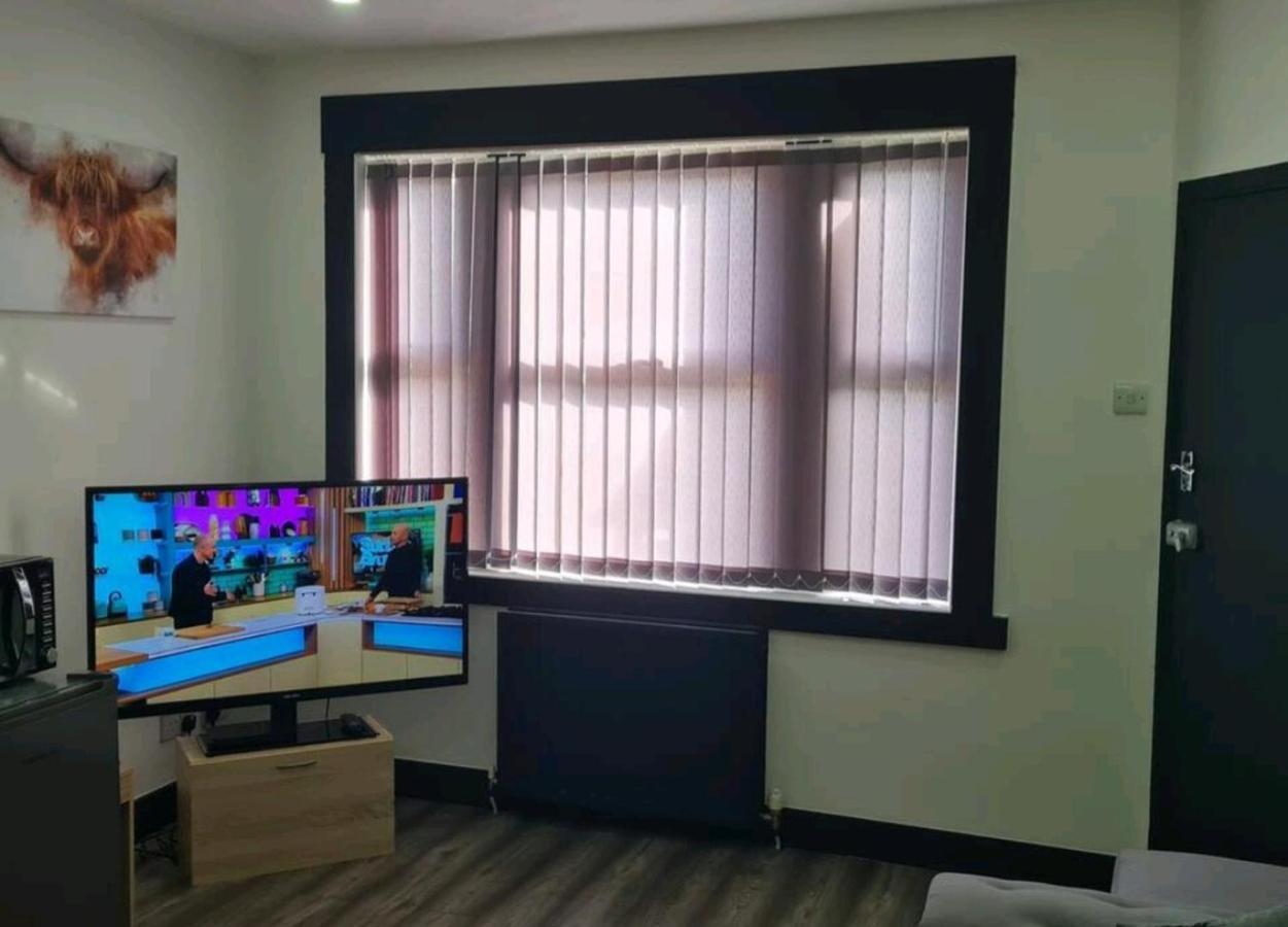 Charming 1-Bed Apartment In Пийбълс Екстериор снимка