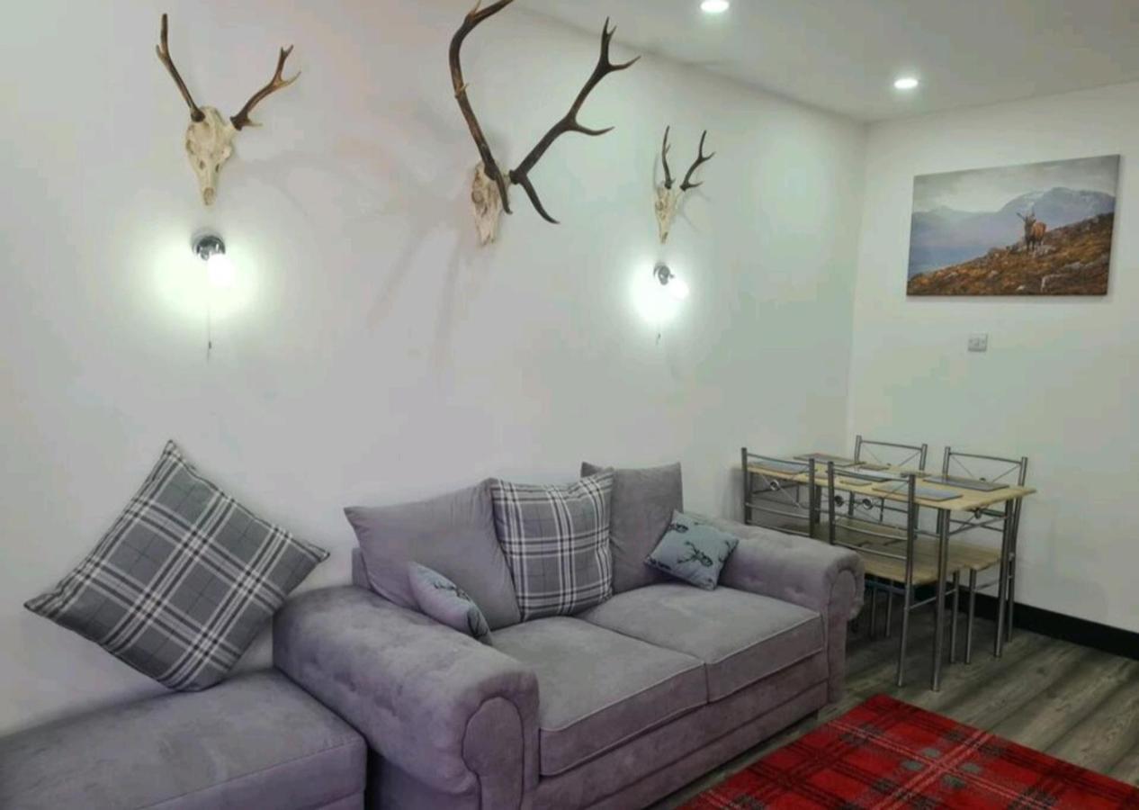 Charming 1-Bed Apartment In Пийбълс Екстериор снимка
